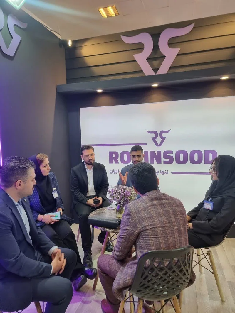 جلسه با مهمانان جلوی نمایشگر ROBINSOOD در غرفه رابین‌سود، نمایشگاه تراکنش ایران