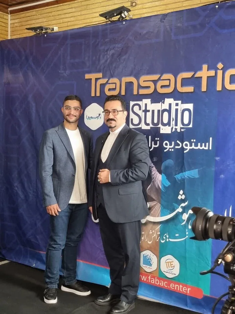دو نماینده رابین‌سود جلوی دکور Transaction Studio نمایشگاه تراکنش ایران