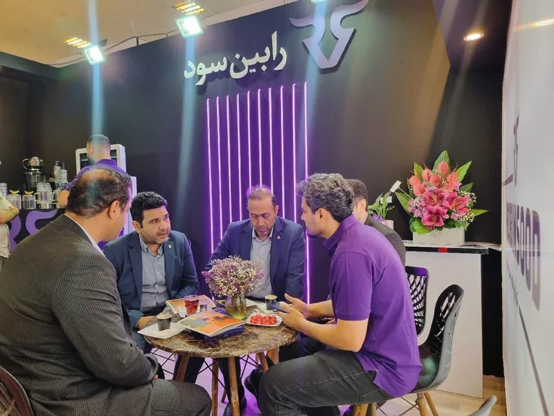 جلسه دور میز با تریدرها و مهمانان در غرفه رابینسود