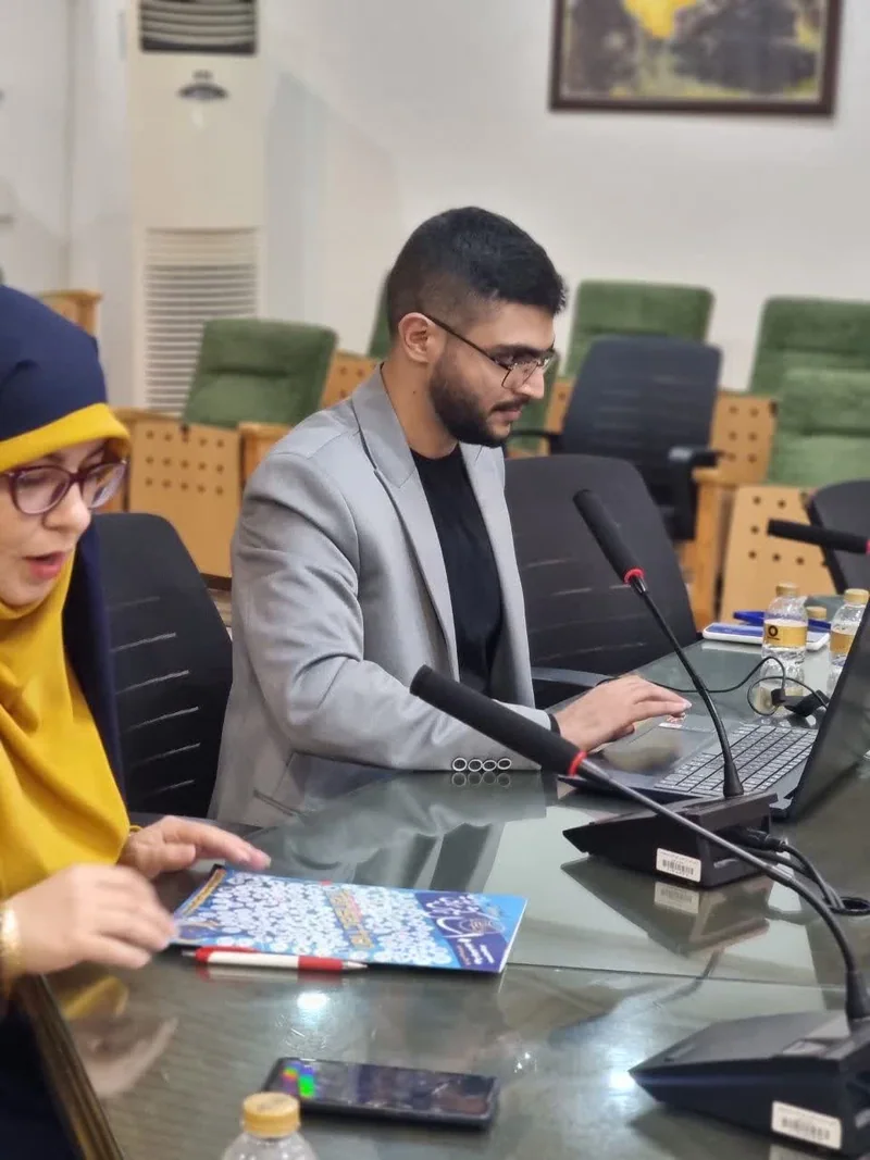گفت‌وگوی رادیویی نماینده رابین‌سود پشت میکروفن در استودیوی نمایشگاه تراکنش ایران